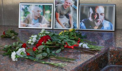 Flores en memoria de los periodistas asesinados en la República Centroafricana.