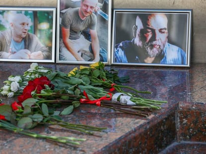 Flores en memoria de los periodistas asesinados en la República Centroafricana.