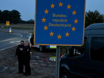 Dos policías alemanas, en un control durante una operación para evitar la migración irregular en la frontera con Polonia, el pasado 11 de octubre.