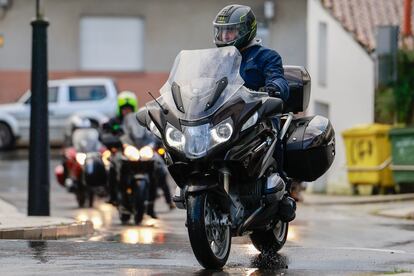 El presidente de la Xunta y candidato a la reelección, Alfonso Rueda participa con su moto en una ruta motera, en Pedrouzo (A Coruña), el 10 de febrero.