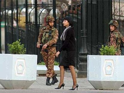 Fuerzas especiales uzbekas patrullan ayer el centro de Tashkent.