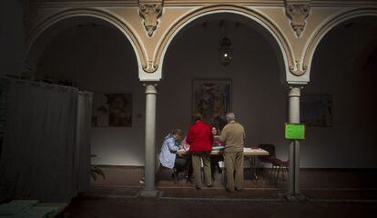 Votaciones en un colegio electoral de Carmona, Sevilla.