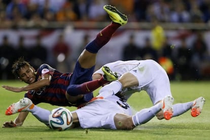 Neymar cae ante Pepe y Carvajal.