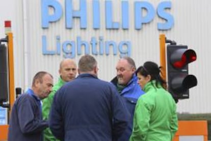 Trabajadores de la planta de Philips en Turnhout tras un encuentro de la asamblea en la planta la empresa en Turnhout, Bélgica, hoy.