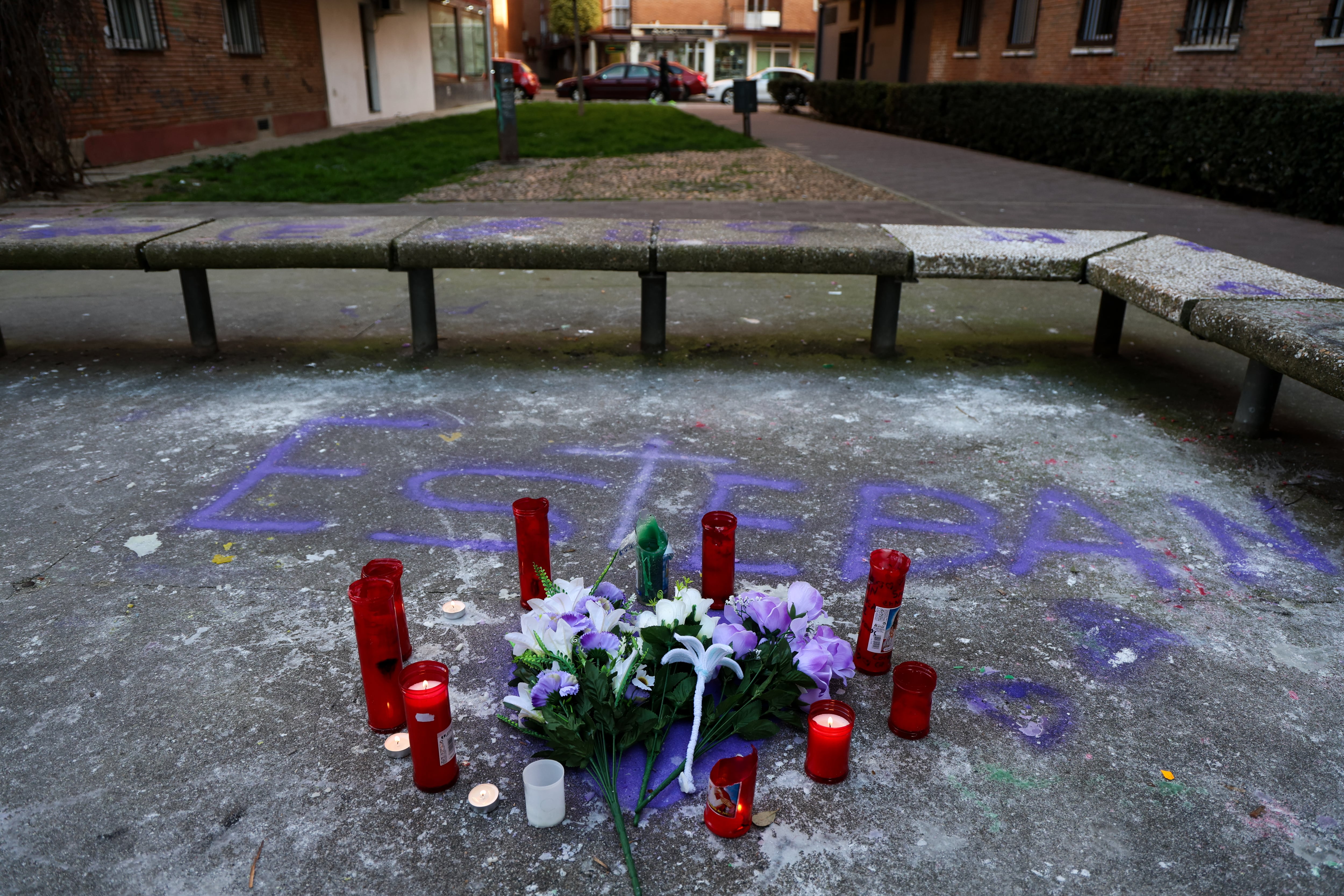 Pequeño altar junto a unos bancos situados en un patio entre dos bloques del barrio de La Rondilla, donde Esteban se reunía con sus amigos, y al que llaman 