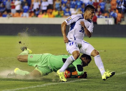 Dustin Correa, de El Salvador, vence al portero Esteban Alvarado de Costa Rica en el partido disputado en la Copa Oro 2015 en Houston.