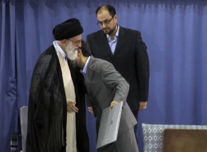 Mahmud Ahmadineyad besa el hombro del líder supremo, Alí Jamenei, durante la ceremonia de ayer en Teherán.
