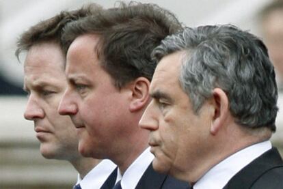 Nick Clegg, David Cameron y Gordon Brown (de izquierda a derecha), durante la celebración, ayer en Londres, del 65º aniversario de la victoria aliada en la II Guerra Mundial.