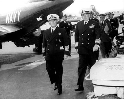 Franco, junto al almirante F. S Thomas Combs, de la sexta flota norteamericana, a bordo del portaaviones Coral Sea, en Valencia, en 1954.