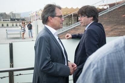 Artur Mas parla amb el convergent Carles Puidemont, alcalde de Girona.
