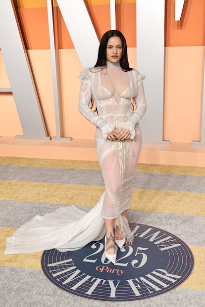 La fiesta de Vanity Fair para celebrar los Oscar también ha tenido representación española. La cantante Rosalía acudió con un vestido blanco de gasa y tul creado por la diseñadora de origen turco Dilara Findikoglu. 