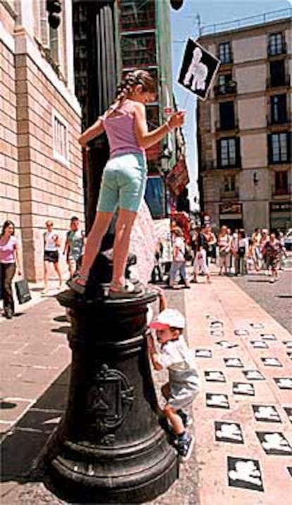 Siluetas con los nombres de los niños sin plaza de guardería.