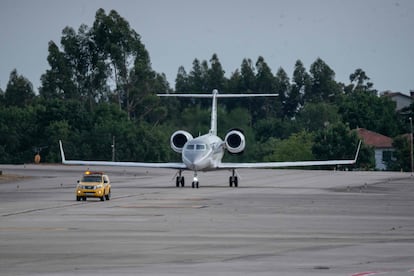 The private jet carrying Spain's former King Juan Carlos I landing at the Peinador airport.