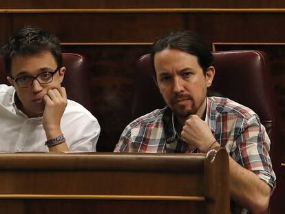 El líder de Podemos, Pablo Iglesias (d) e Íñigo Errejón en el Congreso de los Diputados, en 2016.