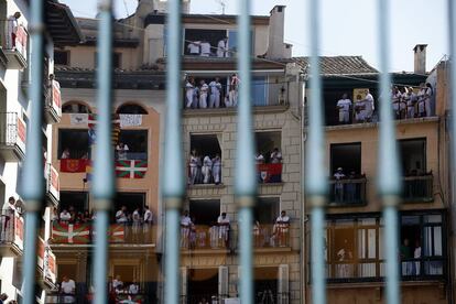 Varandas cheias de gente, durante o tradicional 'chupinazo' que dá começo às festas de São Firmino, em Pamplona.