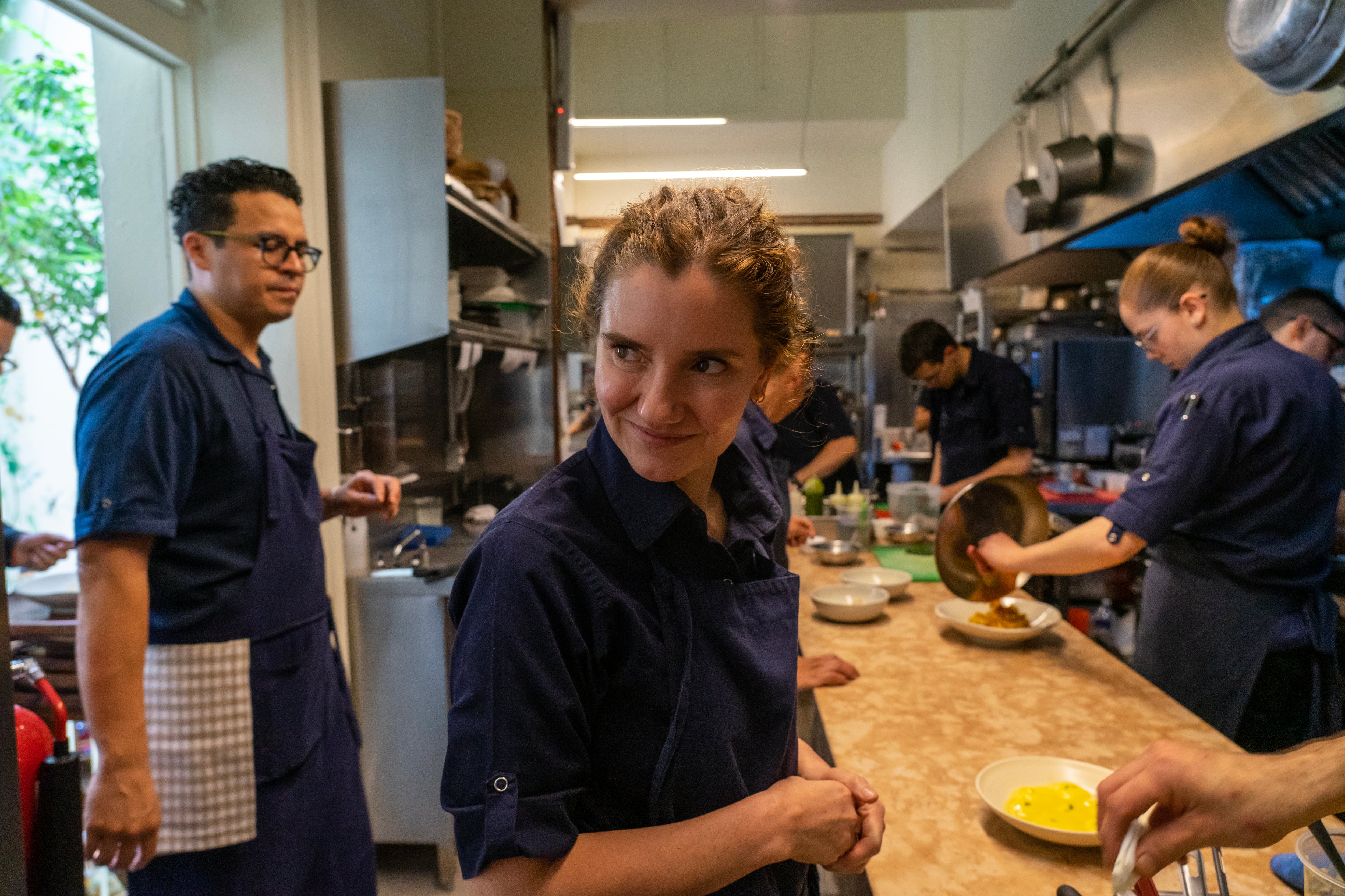 Elena Reygadas durante su jornada de trabajo en la cocina del restaurante Rosetta en Ciudad de México.