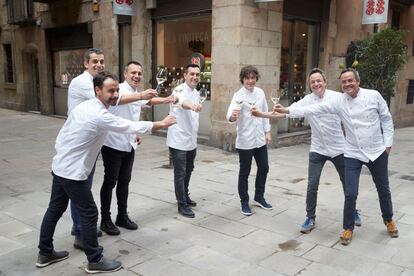 Vila Viniteca, en Barcelona, reúne a cocineros con estrella Michelin –Paolo Casagrande, Jordi Cruz, los tres chefs de Disfrutar, y los hermanos Torres– ­­para elaborar el menú navideño que se servirá a domicilio.