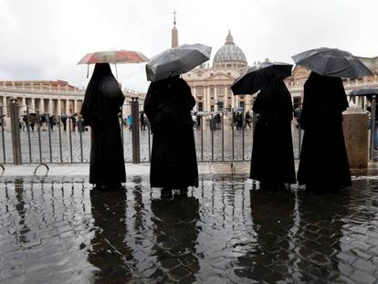 Un grupo de monjas, frente a la basílica de San Pedro en el Vaticano. 