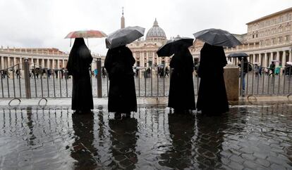 Un grupo de monjas, frente a la basílica de San Pedro en el Vaticano.