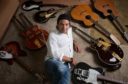 Álvaro Urquijo, cantante y guitarrista de Los Secretos, en su casa de la localidad madrileña de Las Rozas.