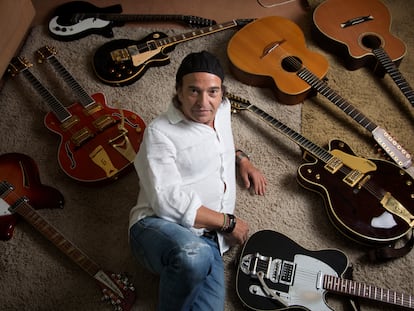 Álvaro Urquijo, cantante y guitarrista de Los Secretos, en su casa de la localidad madrileña de Las Rozas.