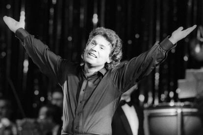 Madrid, 25 de abril de 1984. El cantante Raphael da las gracias al público al finalizar una de sus interpretaciones.