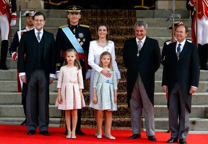 Los Reyes de España, acompañados de sus hijas, la princesa de Asturias, Leonor y la infanta Sofía, a su llegada al Congreso de los Diputados.