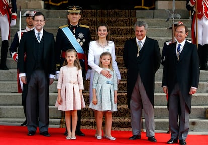 Los Reyes de España, acompañados de sus hijas, la princesa de Asturias, Leonor y la infanta Sofía, a su llegada al Congreso de los Diputados.