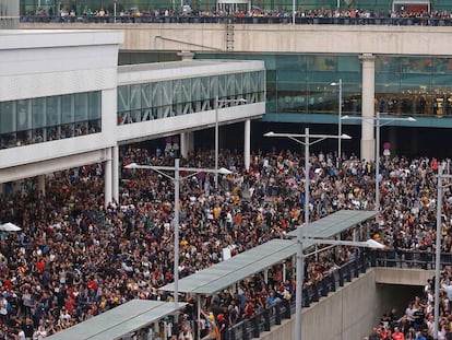 Miles de personas se agolpan ante el Aeropuerto del Prat después de que la plataforma Tsunami Democràtic haya llamado a paralizar la actividad del aeropuerto, el 14 de octubre de 2019.