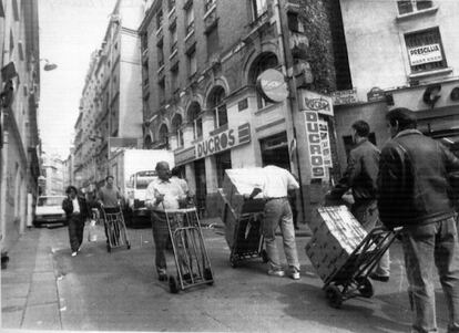 Porteadores clandestino en el barrio parisiense del Sentier, en 1998.