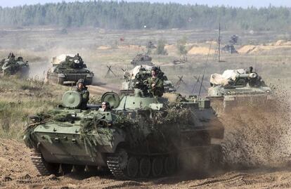 Tanques bielorrussos se preparam para os exercícios militares Zapad-2017.