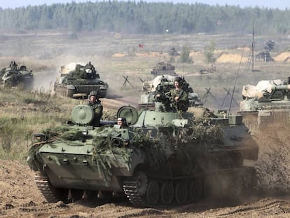 Tanques bielorrusos se preparaban, este lunes, para los ejercicios militares &quot;Zapad-2017&quot;.