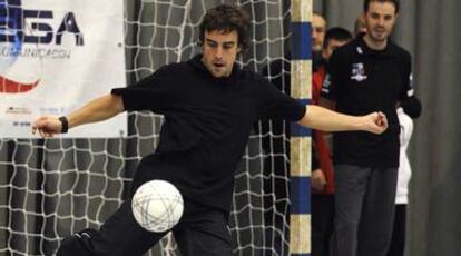 El piloto Fernando Alonso durante la Gala Deportiva de la Solidaridad que se ha celebrado en el polideportivo de Vallobín de Asturias.