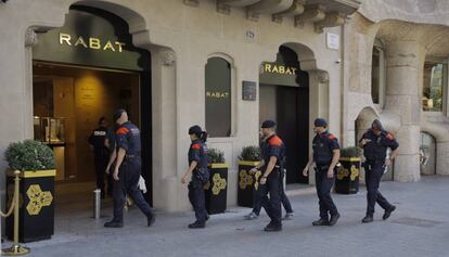 Agents dels Mossos a la joieria Rabat.