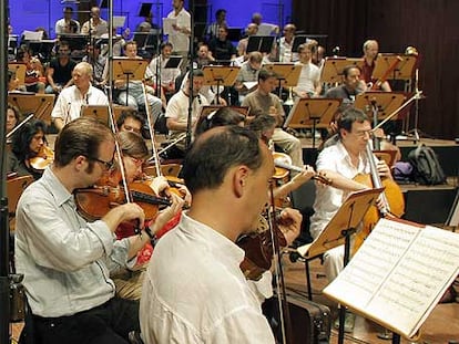 La Orquesta Sinfónica de Galicia en un momento de la grabación, ayer, en El Escorial.
