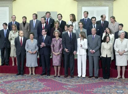 Erika también acompañó a su hermana el día de la pedida de mano de Doña Leticia y Don Felipe de Borbón, el 6 de noviembre de 2003. Los Príncipes posaron entonces con todos los miembros de su familia. En la foto oficial, Erika Ortiz y su ex pareja, estaban colocados junto a la intanta Elena y su esposo Jaime de Marichalar, Duques de Lugo