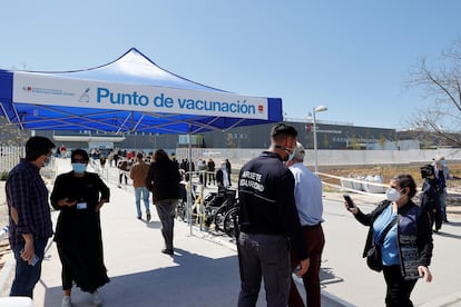 Punto de vacunación del hospital Enfermera Isabel Zendal, este jueves.