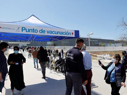 Punto de vacunación del hospital Enfermera Isabel Zendal, este jueves.