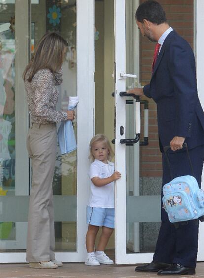 Los Príncipes de Asturias, ayer con la infanta Sofía.