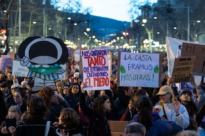 Manifestantes portaban carteles durante la manifestación del Día Internacional de la Mujer, este viernes en Barcelona.