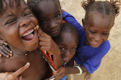 Las niñas de Ndiawara, Senegal, nunca pierden la sonrisa.