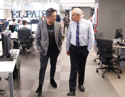 El cantante Alejandro Sanz (izquierda) conversa con el director del diario EL PAÍS, Antonio Caño, en la redacción de Madrid.