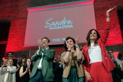 La vicealcaldesa de Valencia Sandra Gómez, de rojo, el pasado mes de febrero cuando anunció su candidatura a dirigir el PSPV-PSOE de la ciudad de Valencia. Junto a ella el presidente Ximo Puig y la entonces vicepresidenta del Gobierno, Carmen Calvo.