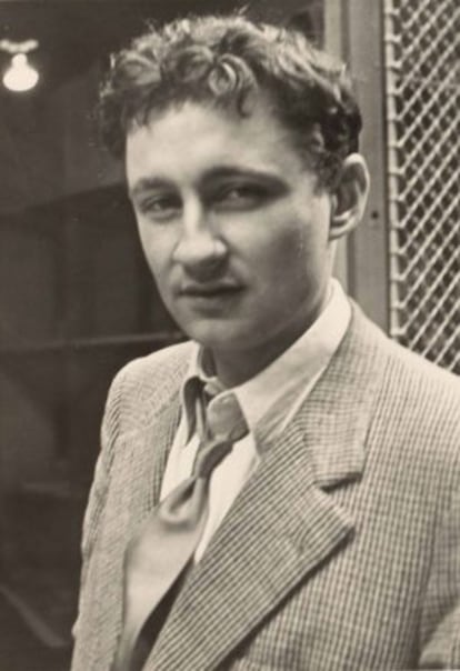 Guy Debord fotografiado en París en junio de 1954.