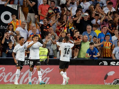 GRAFCVA8399. VALENCIA, 17/09/2022.- El delantero del Valencia, Marcos André (c), celebra el segundo gol marcado al Celta de Vigo durante el partido de la sexta jornada de La Liga que disputan este sábado en el estadio de Mestalla. EFE/Manuel Bruque
