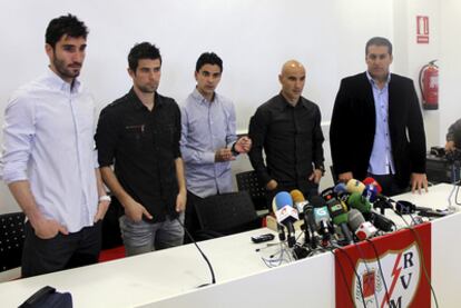 Los jugadores del Rayo Vallecano -de izquierda a derecha Coke, Cobeño, Míchel y Movilla y el técnico José Ramón Sandoval- durante la rueda de prensa que ofrecieron hoy después del entrenamiento y de una reunión con la AFE para anunciar que sí jugarán en Valladolid.