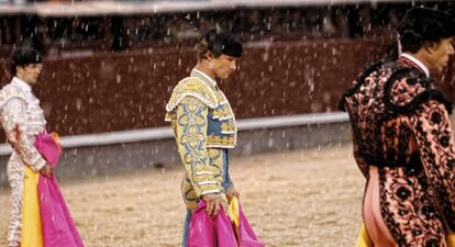 Juan Bautista aguanta el chaparrón durante las varas.