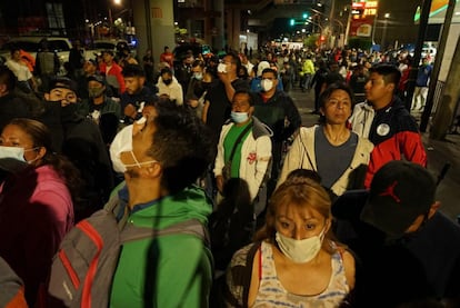 Vecinos y familiares esperan los avances de rescate en la línea 12 del Metro