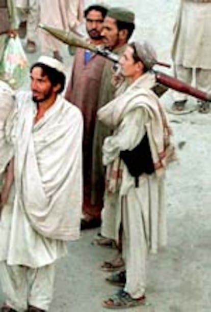 Soldados pastunes de las tropas que han expulsado a los talibanes de Torjan, en la frontera con Pakistán.