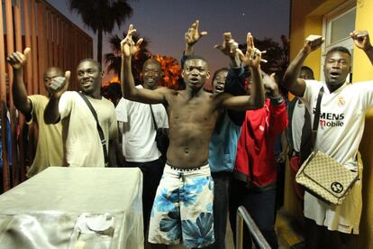 Inmigrantes subsaharianos celebran su entrada en el CETI de Melilla tras lograr saltar la valla fronteriza en el año 2000
